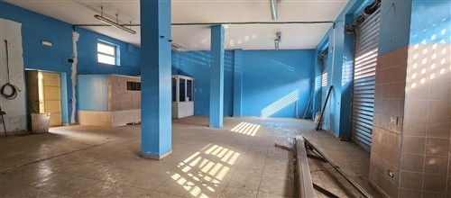 P  R  E  Z  Z  O    R  I  B  A  S  S  A  T  O  -  Locale commerciale tre vetrine